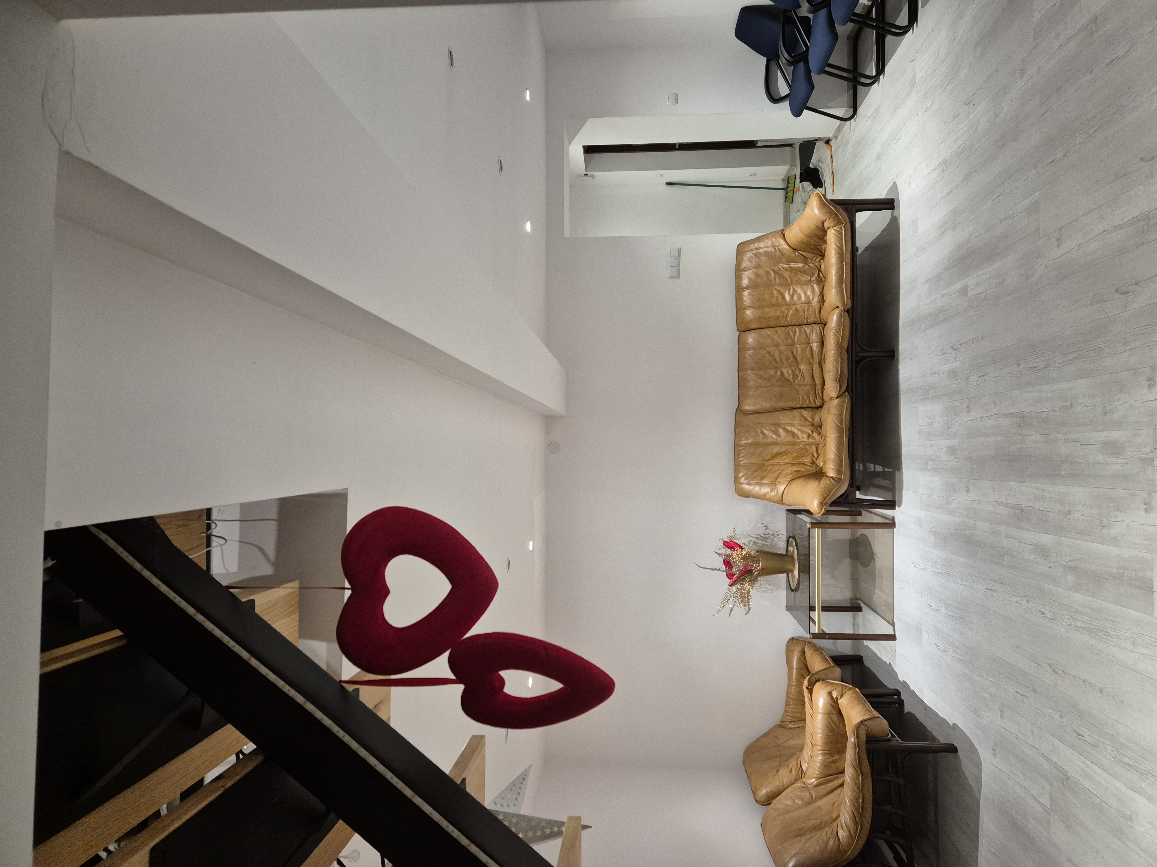 Salon z wyjściem na taras i widokiem na ogród